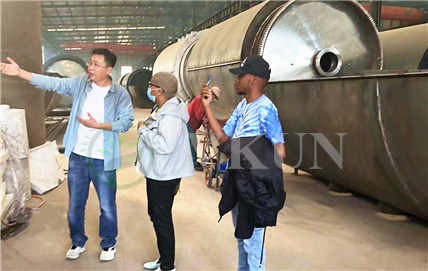 African customers came to  our factory visit the tire pyrolysis equipment